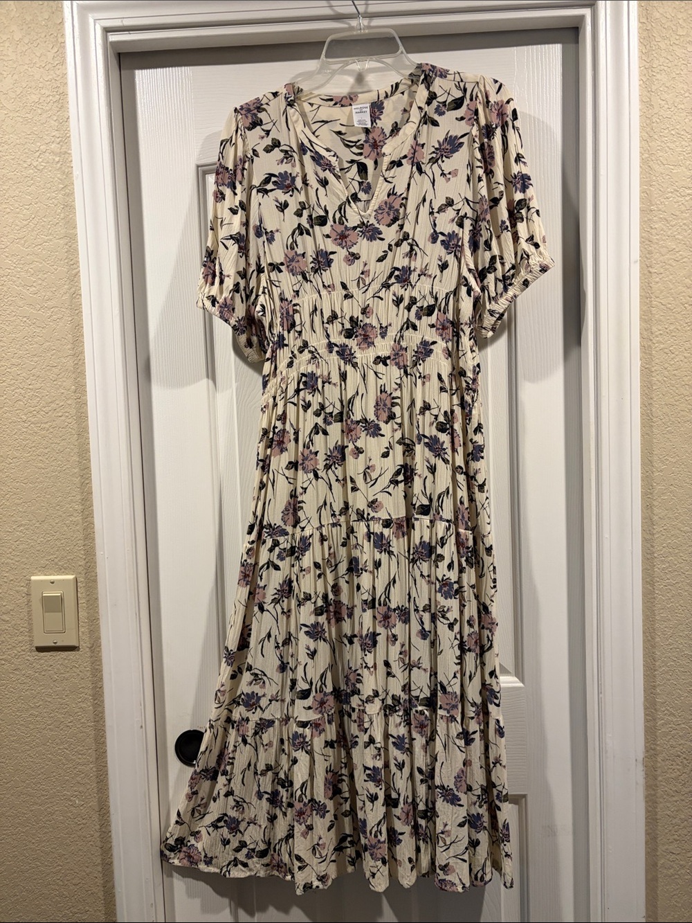 Melrose and Market Cream Floral Tiered Midi Dress with V-Neck size L worn once - Picture 3 of 6